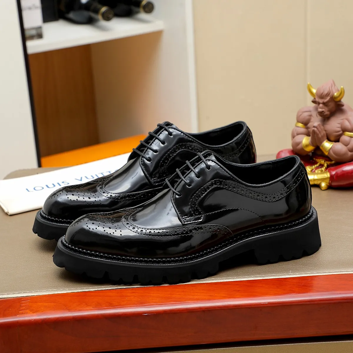 Men's shoes 💰620 💰 Louis Vuitton LV ® Autumn and Winter 🆕 models 🔛Full shoe counter First layer cowhide, 🐂leather lined casual shoes for men, super soft outsole, essential for driving. Counter synchronized original first layer cowhide completely 1:1 mold customization 🌹Top version, 2 colors available! Number: 38-45 (37.46. Customized)
